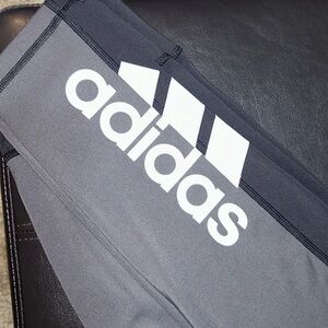 🦋Adidas cropped Leggings 5/25$